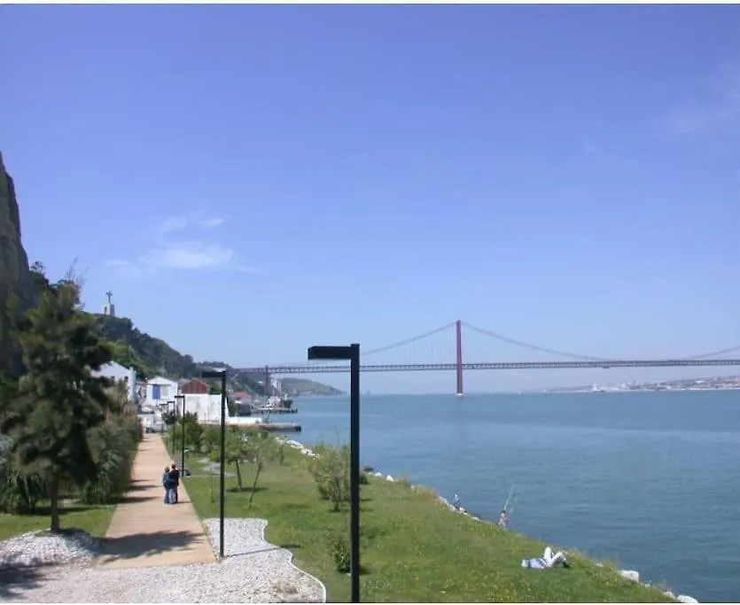 Lisbon South Bay Modern Apartment With River View Almada