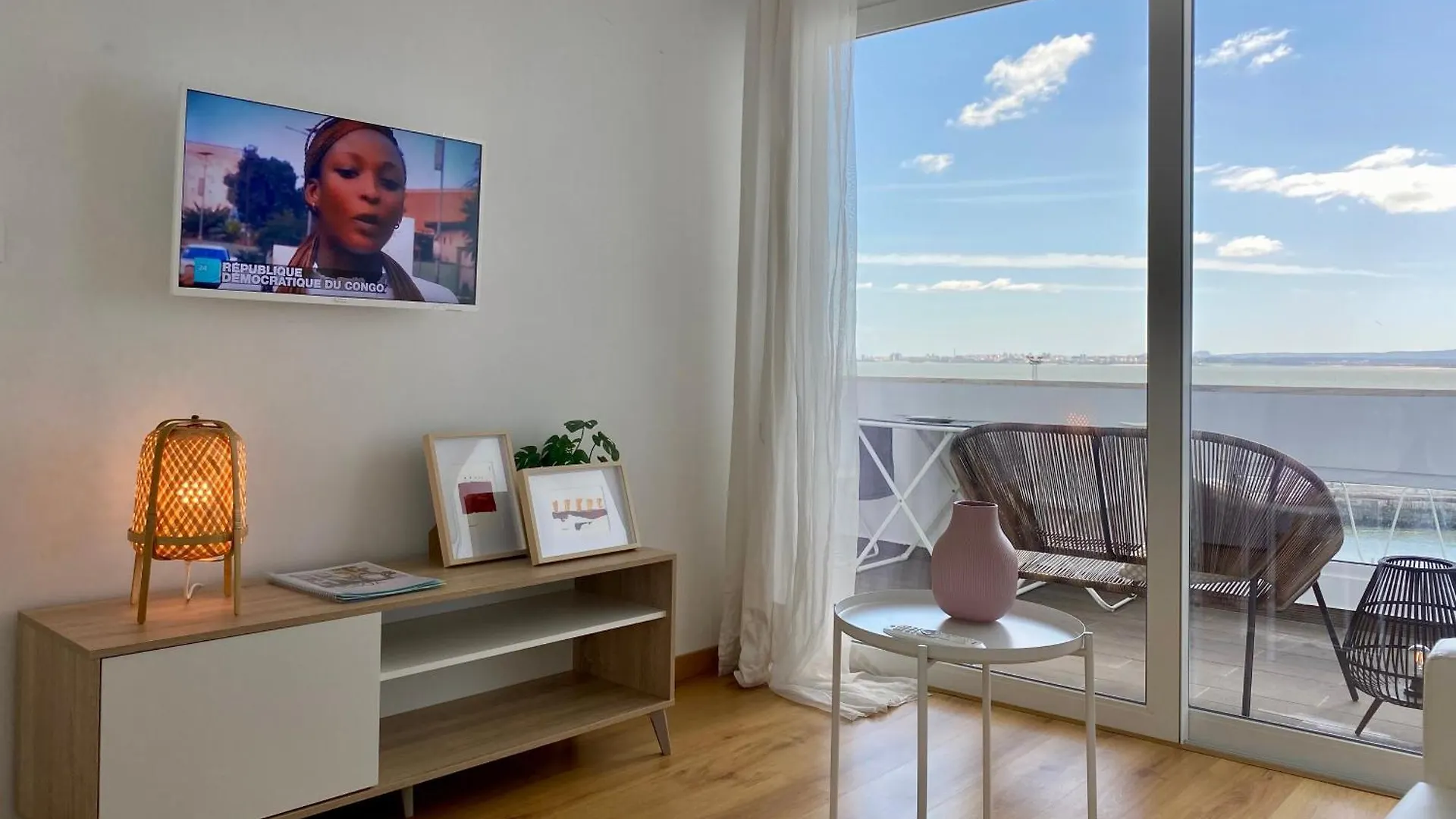 Lisbon South Bay Modern Apartment With River View Almada