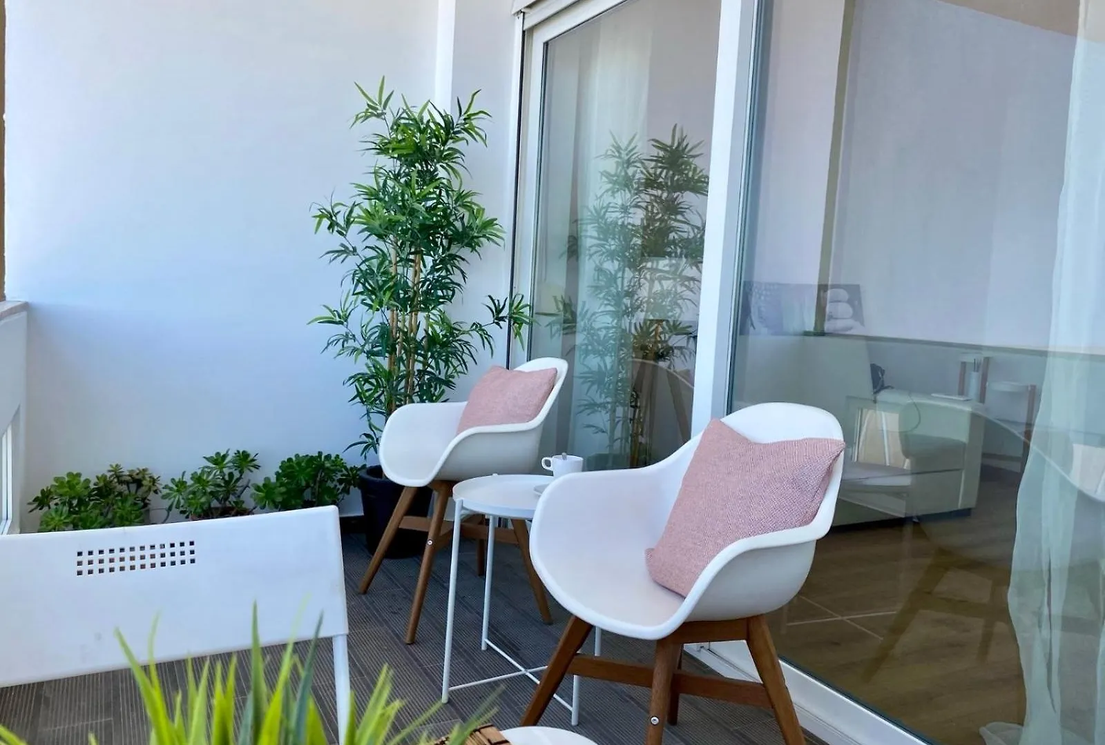 Lisbon South Bay Modern Apartment With River View Almada Portugal